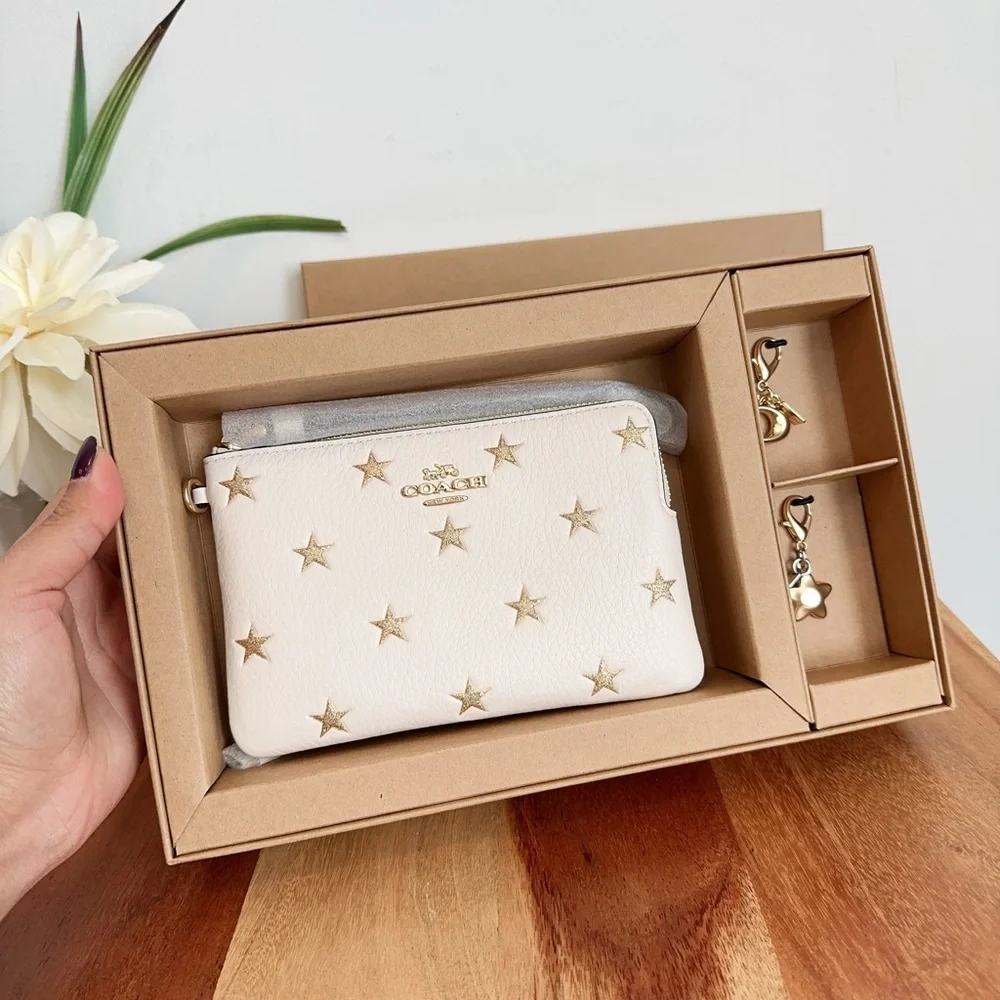 NWT Coach Boxed Corner‎ Zip Wristlet With Star Print And Charms
